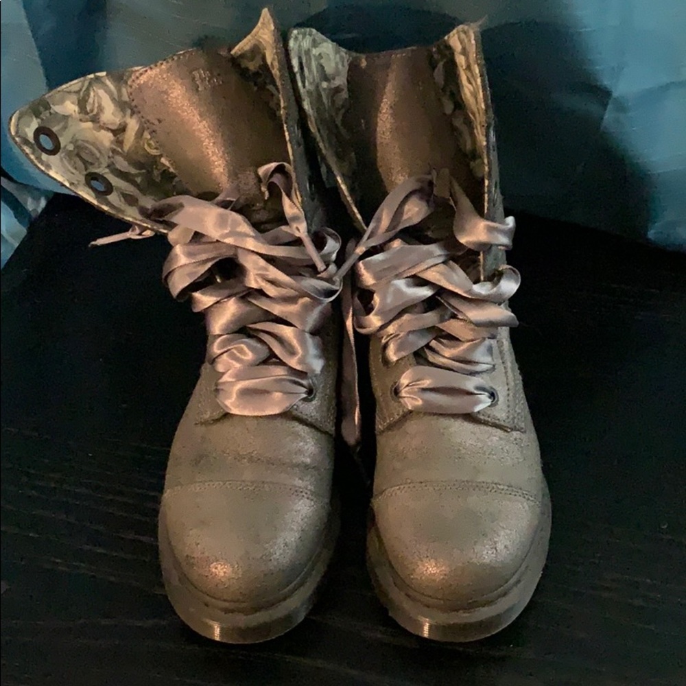 Distressed Silver/Lilac Doc Martens